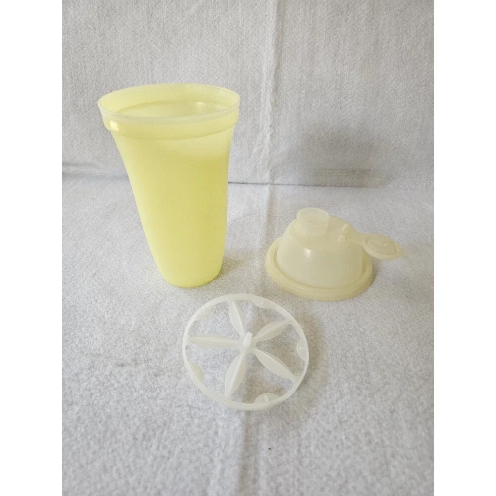 VTG Tupperware 844 Yellow Quick Shaker 16oz Gravy Drink Maker Mixer Blender